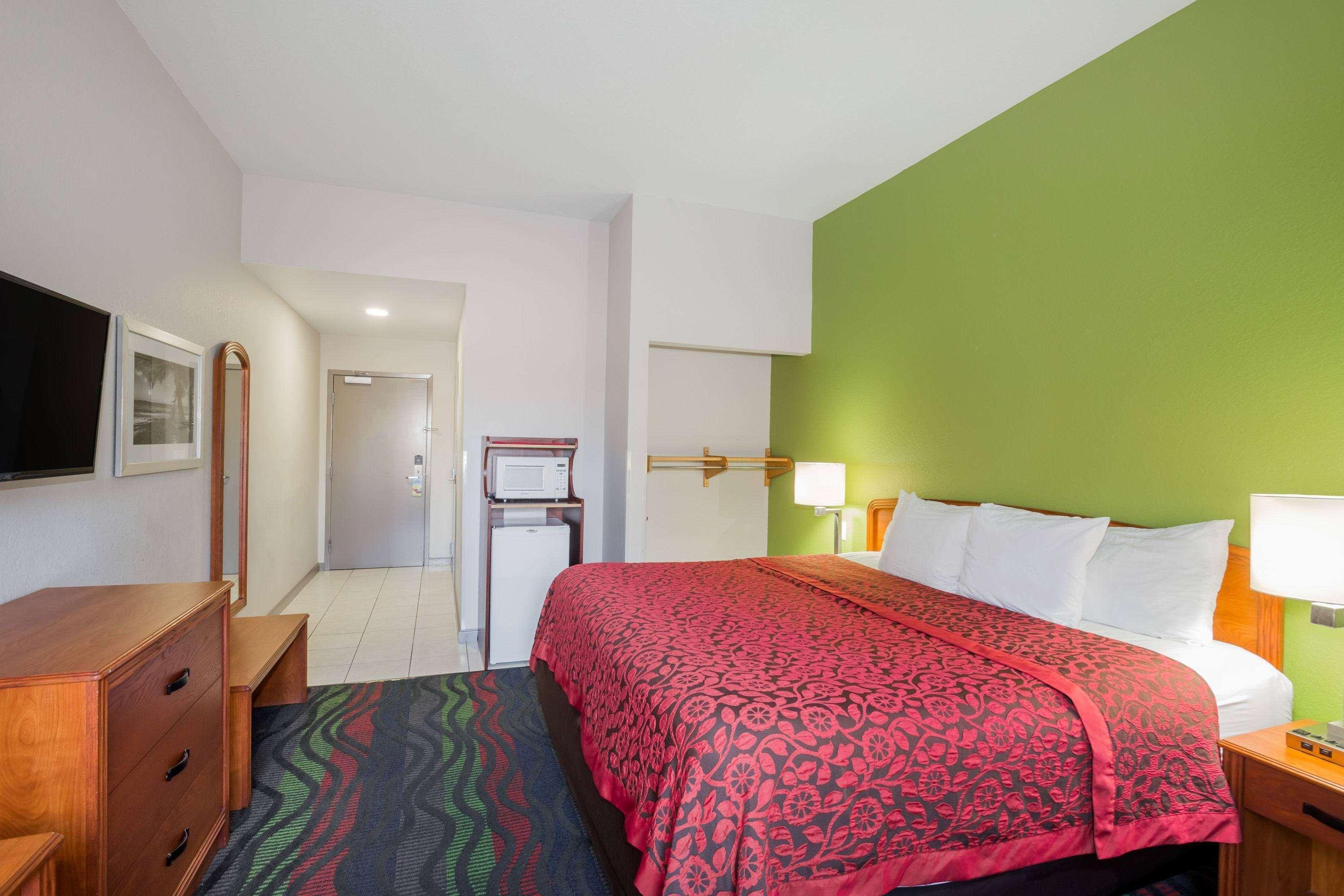 Days Inn & Suites By Wyndham Fort Myers Near Jetblue Park Εξωτερικό φωτογραφία