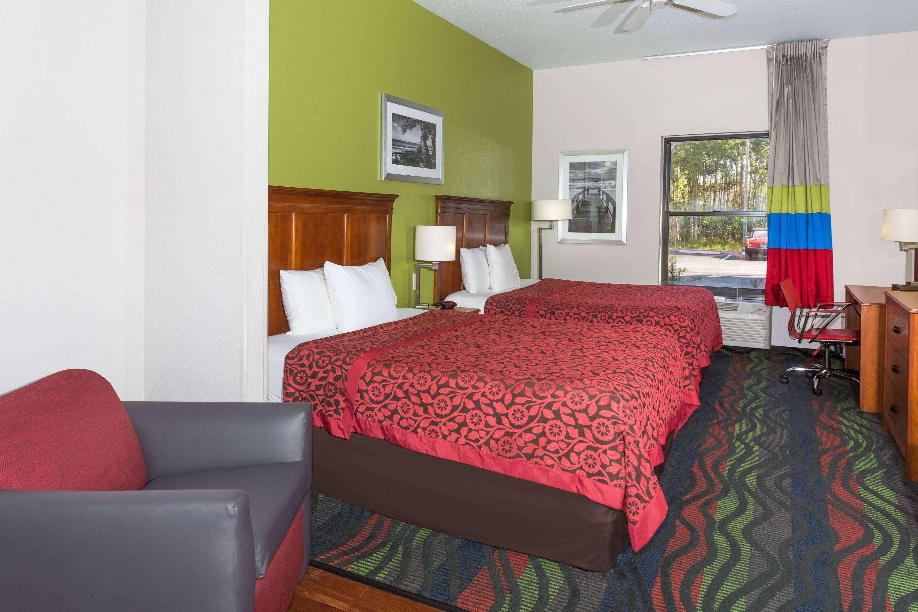 Days Inn & Suites By Wyndham Fort Myers Near Jetblue Park Εξωτερικό φωτογραφία