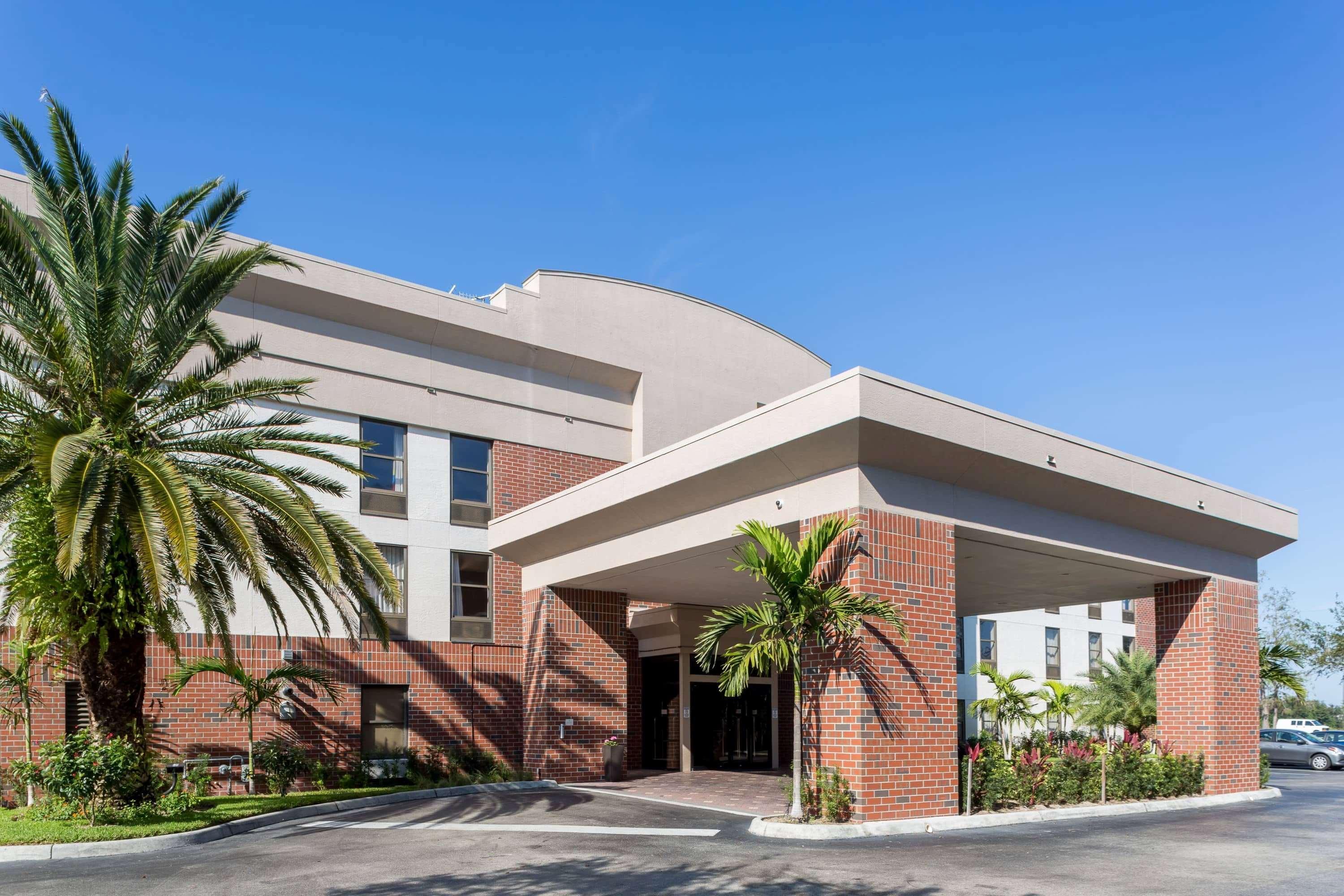 Days Inn & Suites By Wyndham Fort Myers Near Jetblue Park Εξωτερικό φωτογραφία