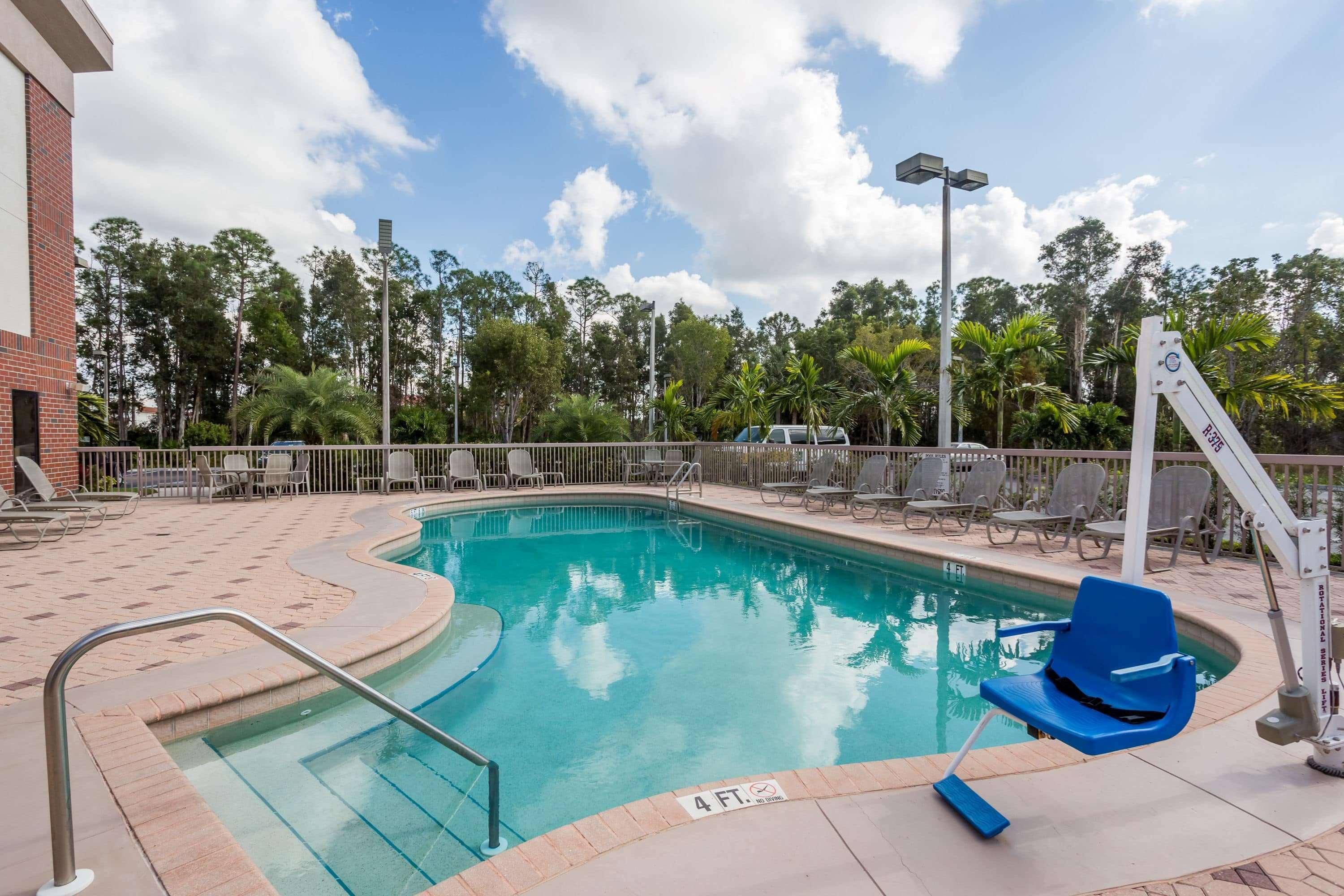 Days Inn & Suites By Wyndham Fort Myers Near Jetblue Park Εξωτερικό φωτογραφία