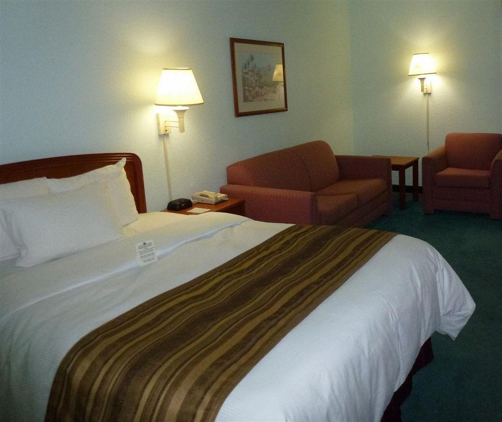 Days Inn & Suites By Wyndham Fort Myers Near Jetblue Park Δωμάτιο φωτογραφία