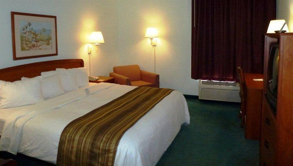Days Inn & Suites By Wyndham Fort Myers Near Jetblue Park Εξωτερικό φωτογραφία