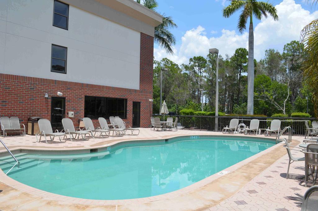 Days Inn & Suites By Wyndham Fort Myers Near Jetblue Park Εξωτερικό φωτογραφία